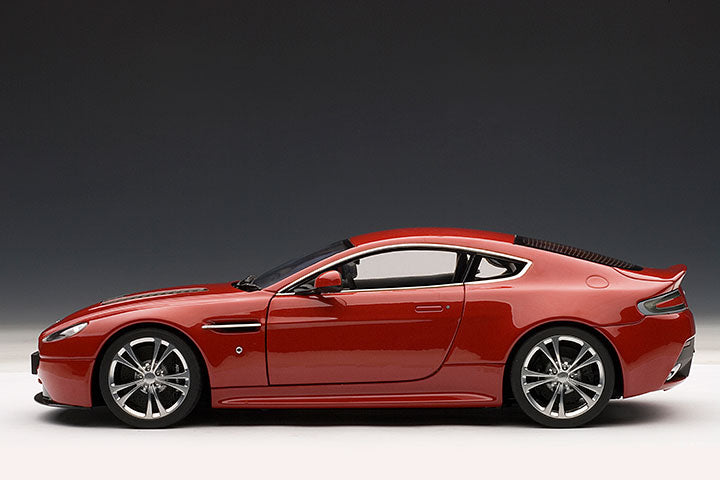 Aston Martin V12 Vantage 2010, rot