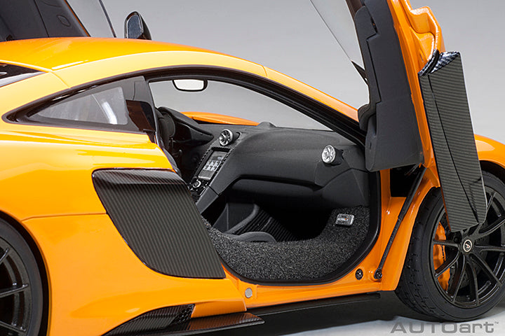 McLAREN 675LT, orange