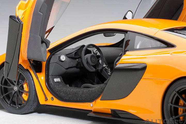 McLAREN 675LT, orange